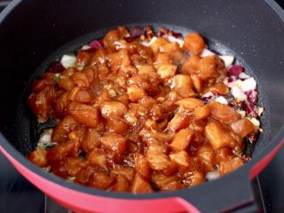 蚝油双椒鸡丁,放入腌制好的鸡丁。