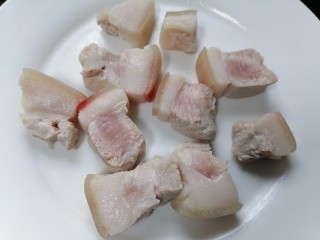油豆腐烧肉,将肉捞出清洗干净并切成小块
