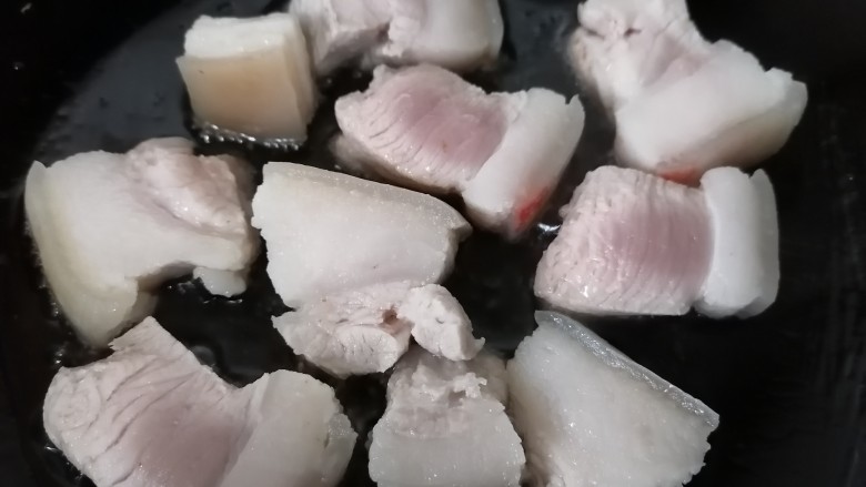 油豆腐烧肉,锅内放油烧热放入肉煎