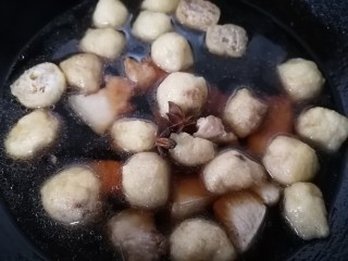 油豆腐烧肉,加入适量水和茴香开始炖煮