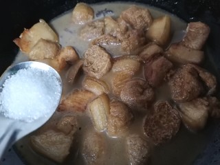 油豆腐烧肉,加入一勺白糖提味