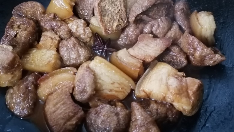 油豆腐烧肉,煮至入味上色即可出锅