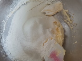 网红莎布蕾曲奇饼干（原味+巧克力口味）,分次筛入低筋面粉