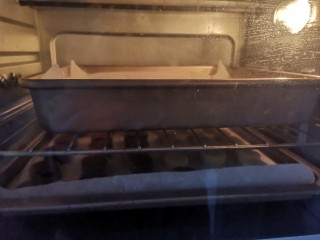 网红莎布蕾曲奇饼干（原味+巧克力口味）,送入预热好的烤箱，上下火180度烤20分钟
