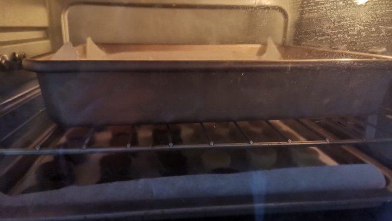 网红莎布蕾曲奇饼干（原味+巧克力口味）,送入预热好的烤箱，上下火180度烤20分钟