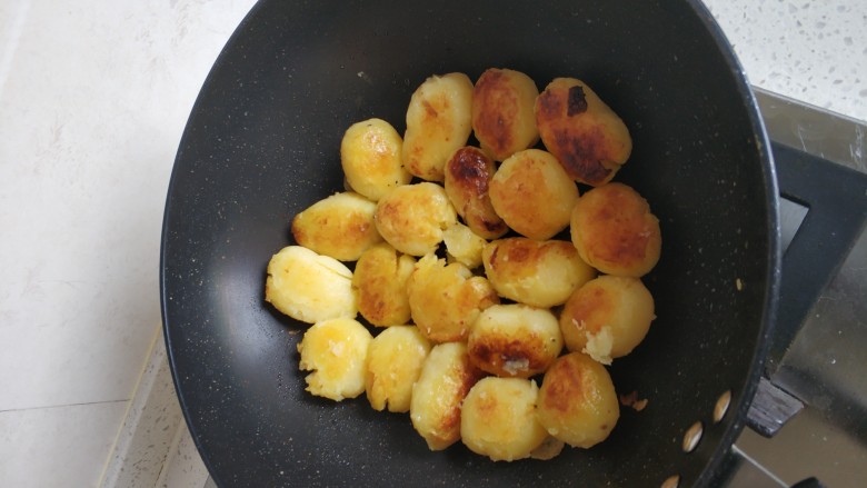 香煎小土豆,小土豆上屉蒸20分钟，冷却剥皮。起锅放油，土豆双面煎黄
