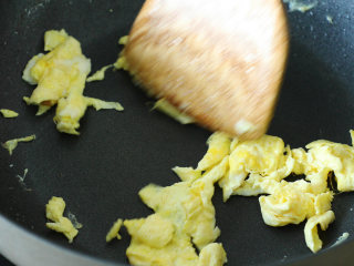 爆香味辣：农家小炒肉,鸡蛋打散，不需刷锅，直接将鸡蛋倒入锅中，炒熟后盛出；