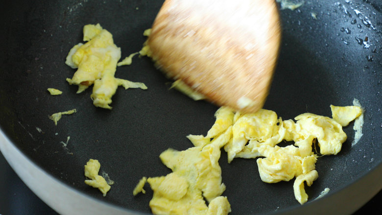 爆香味辣：农家小炒肉,鸡蛋打散，不需刷锅，直接将鸡蛋倒入锅中，炒熟后盛出；