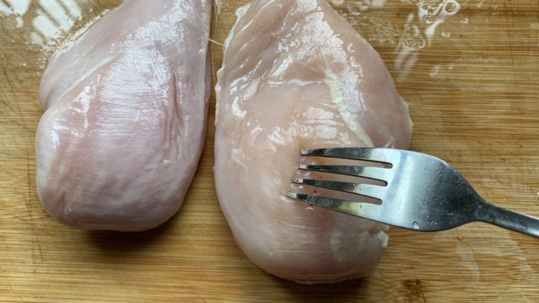 香煎鸡胸肉,用叉子在解冻好的鸡胸肉上多扎几次