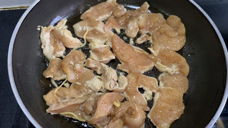 香煎鸡胸肉,热锅倒油，下入鸡胸肉，煎至一面变色翻面