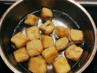 红烧油豆腐,油豆腐放入开水中汆烫。