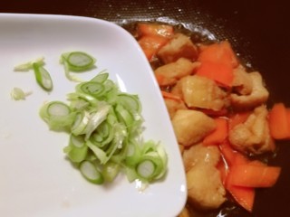 红烧油豆腐,放入葱片增香。