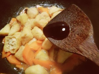 红烧油豆腐,放入蚝油增鲜，烧制。
