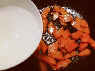 红烧油豆腐,倒入120毫升清水。