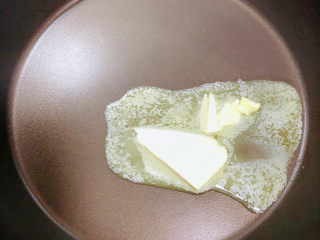 奶枣,平底锅将黄油融化。