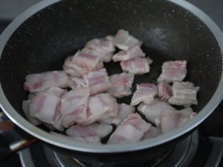 油豆腐烧肉,锅里不放油，下五花肉煎制