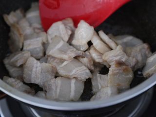 油豆腐烧肉,一边煎制一边翻炒，至五花肉微焦出油