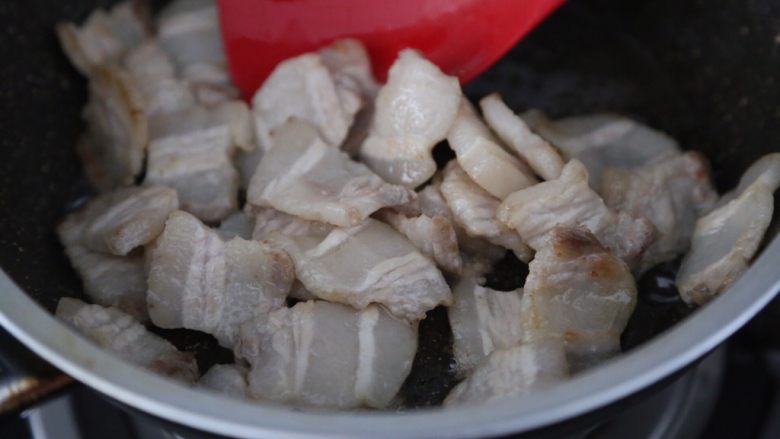 油豆腐烧肉,一边煎制一边翻炒，至五花肉微焦出油