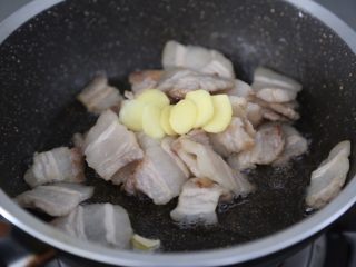 油豆腐烧肉,下姜片炒香