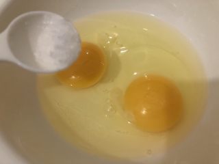 黄花菜炒鸡蛋,鸡蛋打入碗里放少许盐，两滴生抽