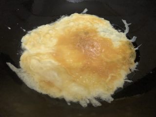 黄花菜炒鸡蛋,油微热下鸡蛋液