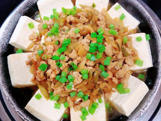 榨菜肉末蒸豆腐,撒上葱花，可以出锅喽！