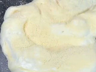 奶枣,棉花糖彻底融化后加入一勺奶粉，这样才有浓浓的奶香，然后还是小火翻炒均匀