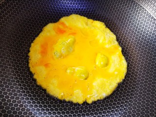 芹菜叶炒鸡蛋,先将鸡蛋炒熟