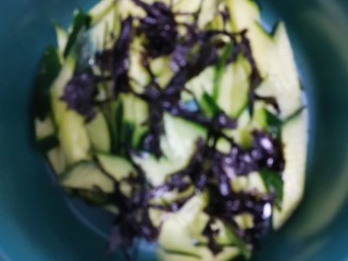 鸡蛋瓜片汤,加入紫菜