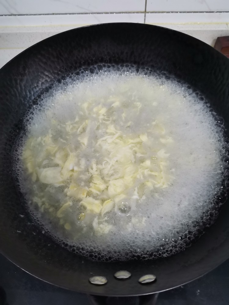 鸡蛋瓜片汤,水开后淋入蛋花