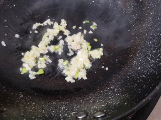榨菜肉末蒸豆腐,锅里烧热，加入适量油，把芹菜，葱头放入爆香