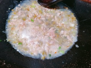 榨菜肉末蒸豆腐,加入蚝油，食用盐翻炒均匀，再加半碗清水