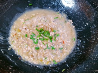 榨菜肉末蒸豆腐,煮至水快干时加入葱花