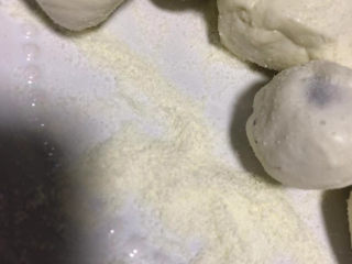 奶枣,盘子里撒适量奶粉，让枣子在里面滚一圈，全部沾上奶粉即可。