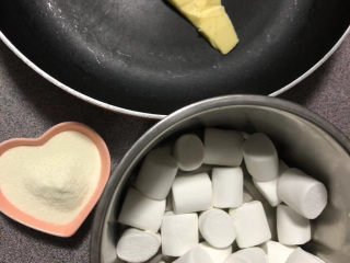 奶枣,准备好奶粉、黄油和棉花糖。