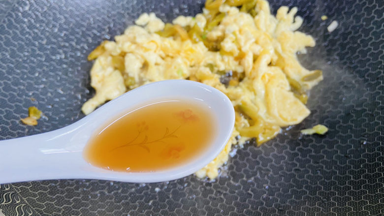 榨菜炒鸡蛋,烹入一勺料酒提香