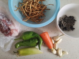 黄花菜炒肉丝,准备食材备用