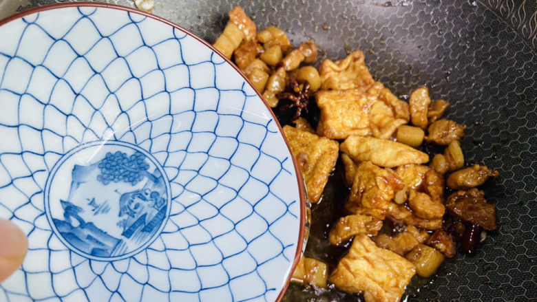 油豆腐烧肉,加入两小碗热水
