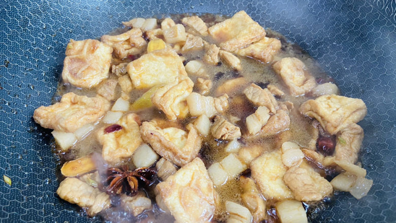 油豆腐烧肉,大火煮沸转中火焖煮十分钟，让豆腐充分的吸收汤汁的味道。