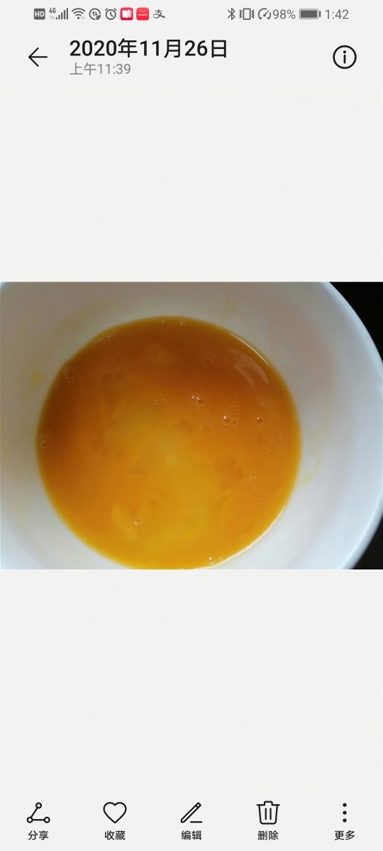 黄花菜炒鸡蛋,将蛋液搅打均匀