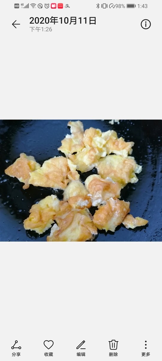 黄花菜炒鸡蛋,将鸡蛋炒成小块后盛出