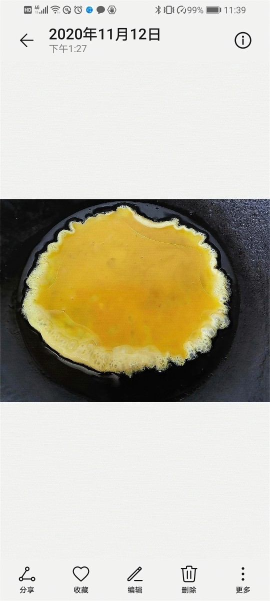黄花菜炒鸡蛋,锅内放油烧热倒入蛋液