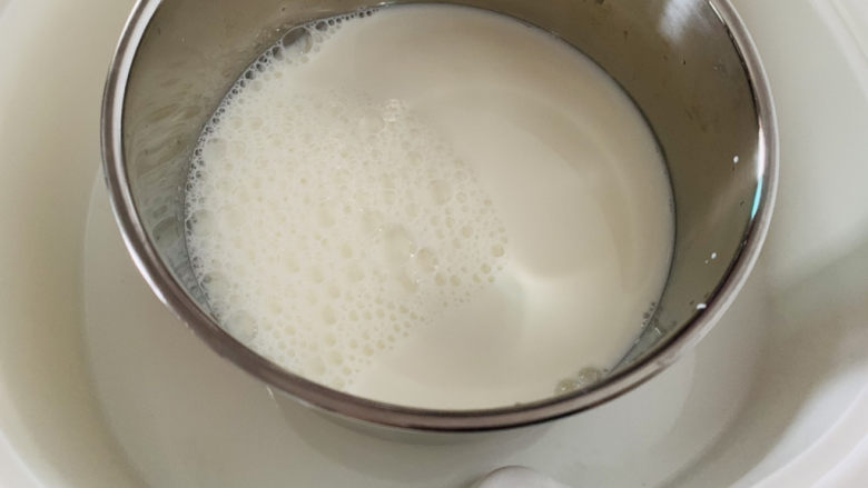 手工酸奶,将纯牛奶倒入酸奶锅内档