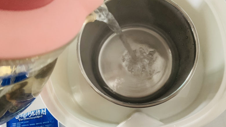 手工酸奶,将酸奶锅内胆用开水烫一下，倒掉开水，内胆待用
