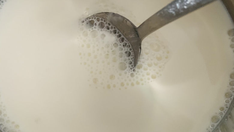 手工酸奶,用干净勺子，搅拌5分钟，将酸奶菌彻底搅拌融化