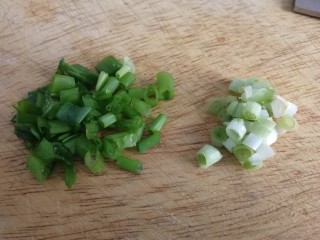 雪菜肉粒炒饭,小葱葱白和葱绿分开切碎。