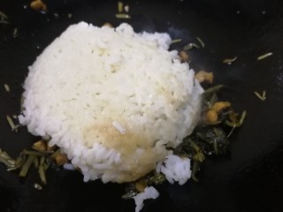 雪菜肉粒炒饭,放冷米饭。
