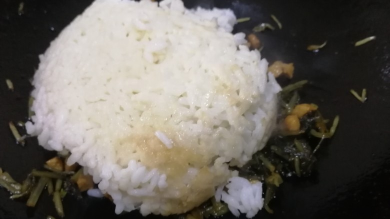雪菜肉粒炒饭,放冷米饭。