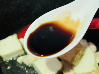 油豆腐烧肉,加半勺的酱油