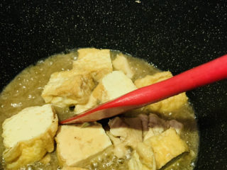 油豆腐烧肉,炝些清水，翻炒均匀调料